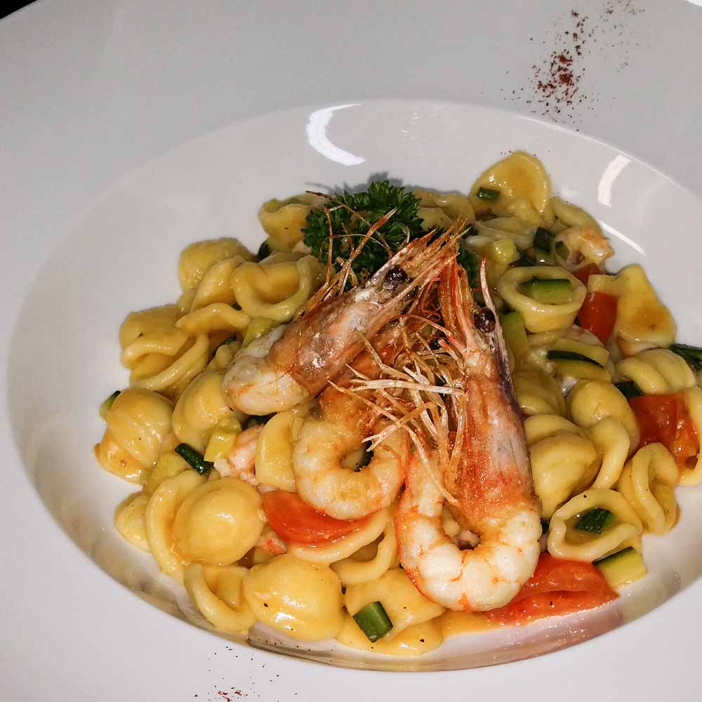 Fresh pasta from Apulia with shrimps, zucchini and tomatoes